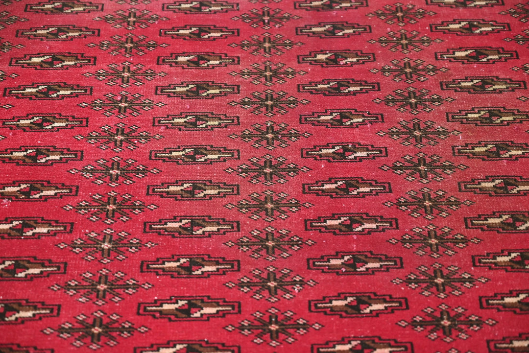 red Accent rug 4' 1" x 5' 9"