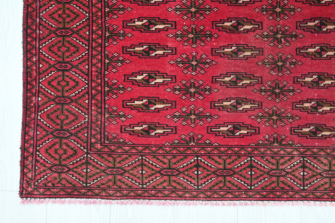 red Accent rug 4' 1" x 5' 9"