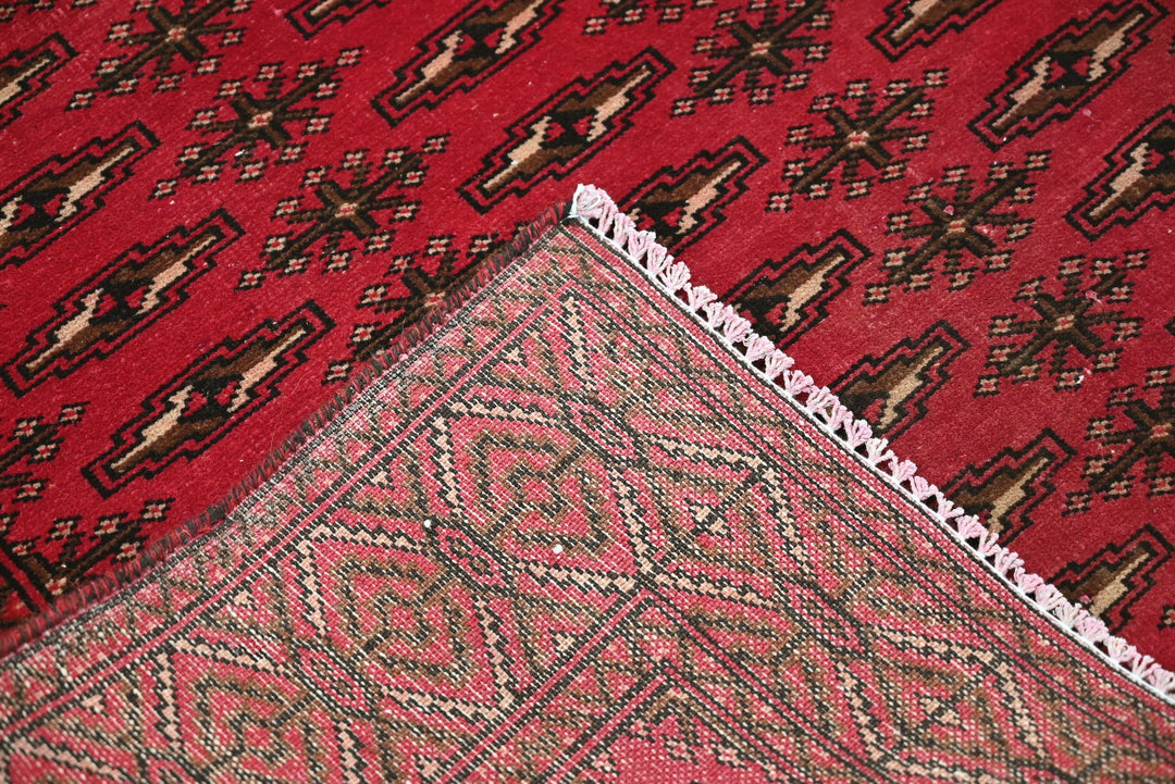 red Accent rug 4' 1" x 5' 9"
