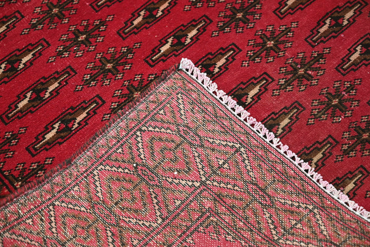 red Accent rug 4' 1" x 5' 9"