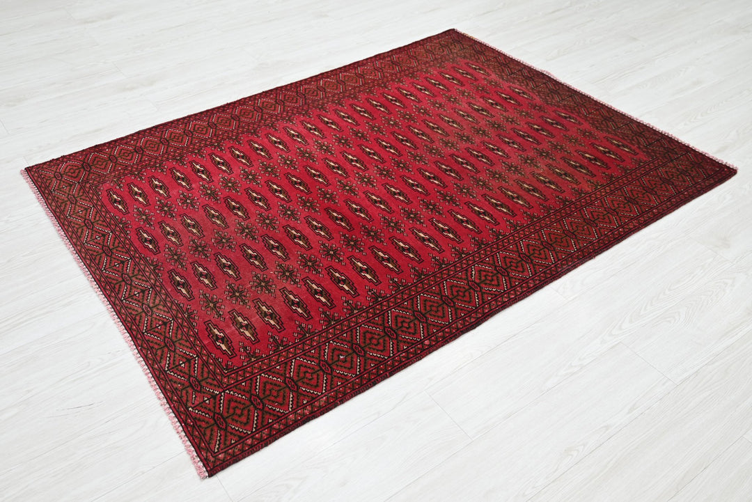 red Accent rug 4' 1" x 5' 9"
