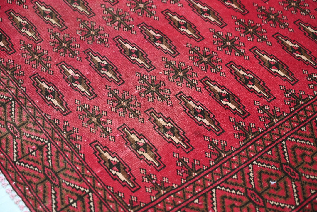 red Accent rug 4' 1" x 5' 9"