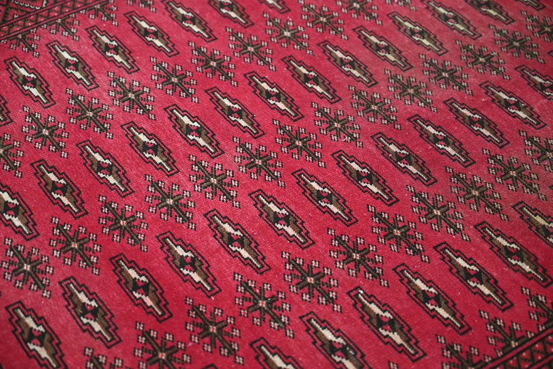 red Accent rug 4' 1" x 5' 9"