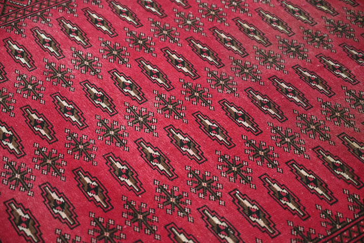 red Accent rug 4' 1" x 5' 9"