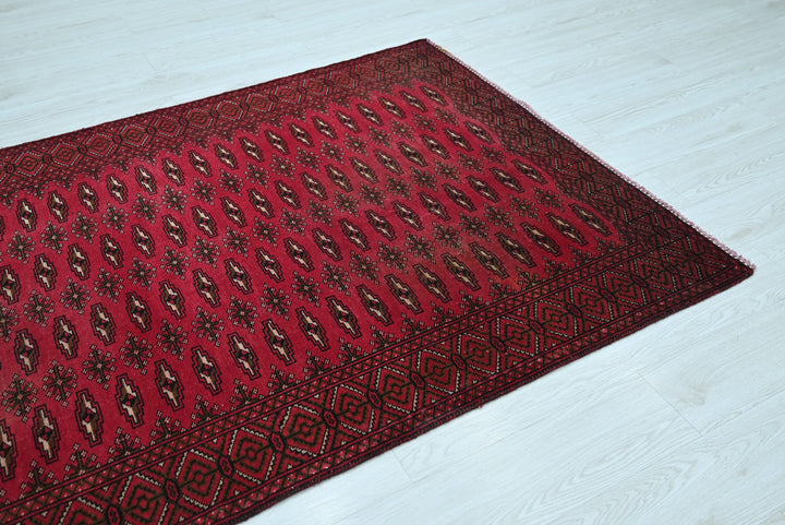 red Accent rug 4' 1" x 5' 9"