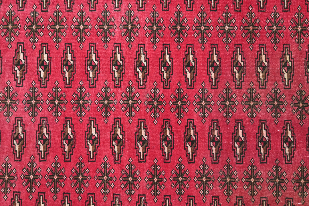 red Accent rug 4' 1" x 5' 9"
