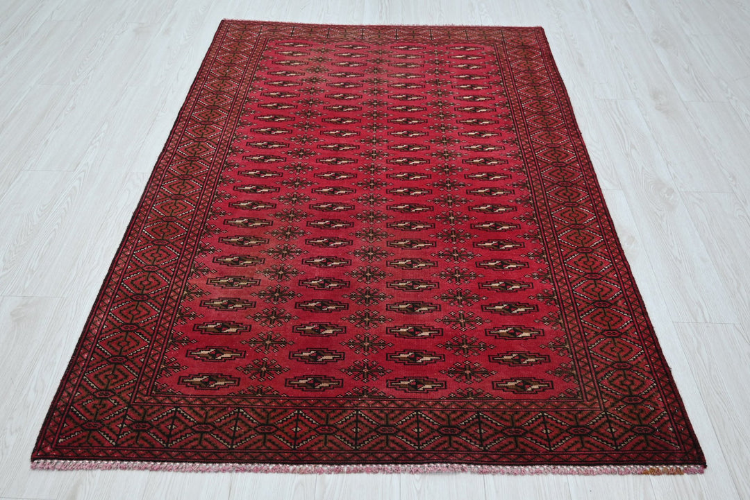 red Accent rug 4' 1" x 5' 9"