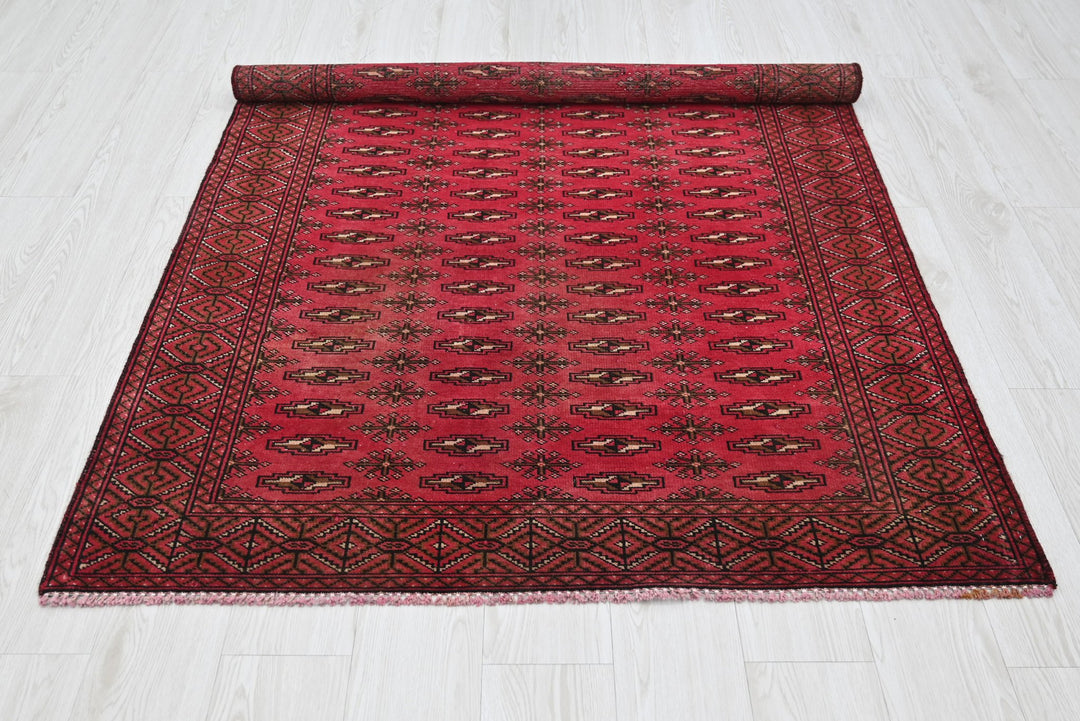 red Accent rug 4' 1" x 5' 9"