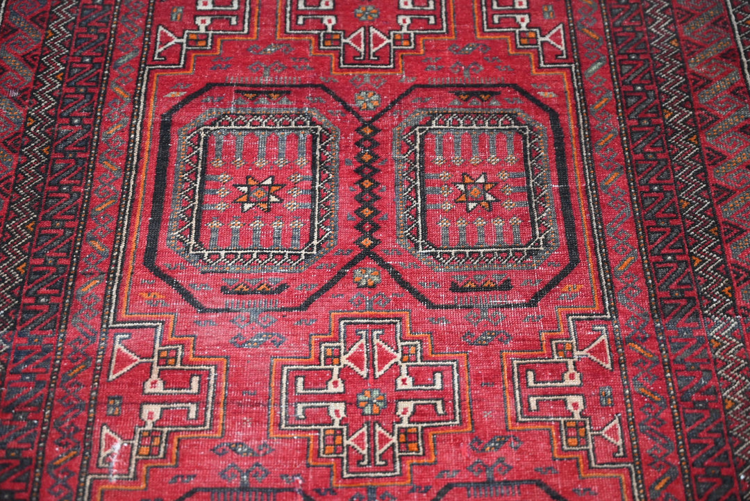 red Accent rug 3' 0" x 5' 11"