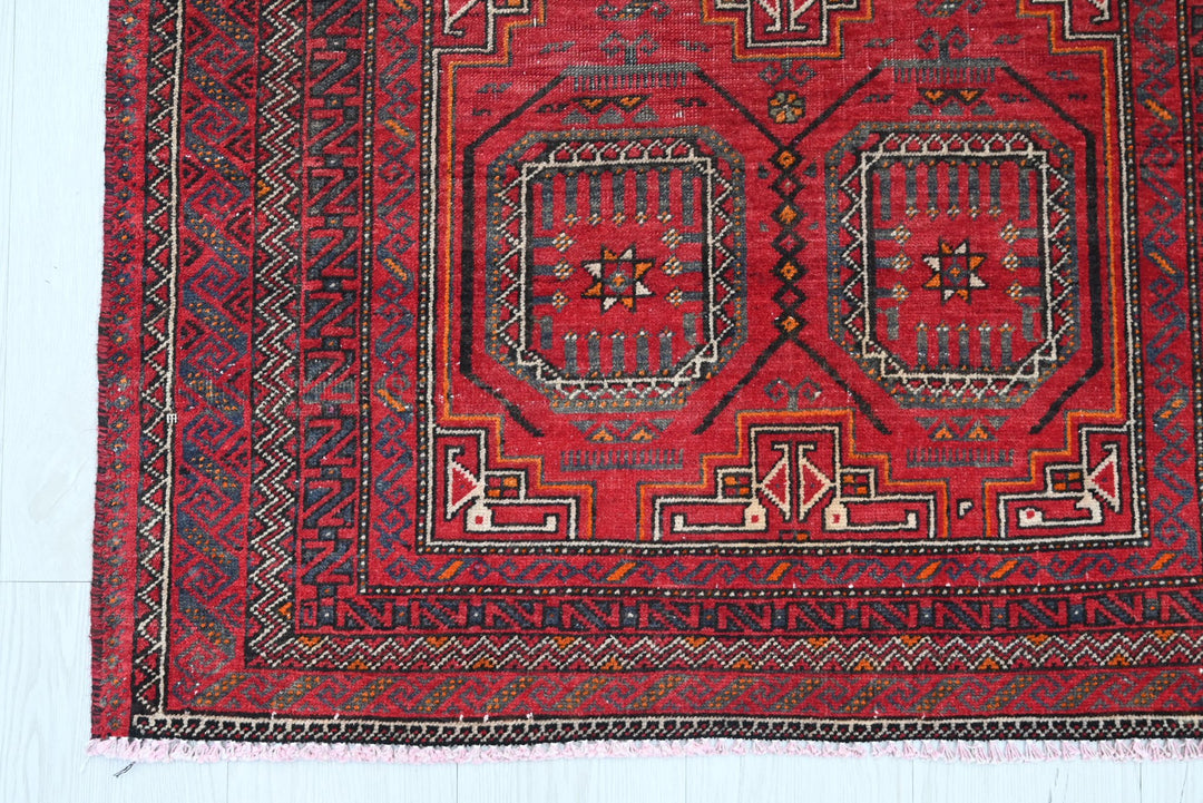 red Accent rug 3' 0" x 5' 11"