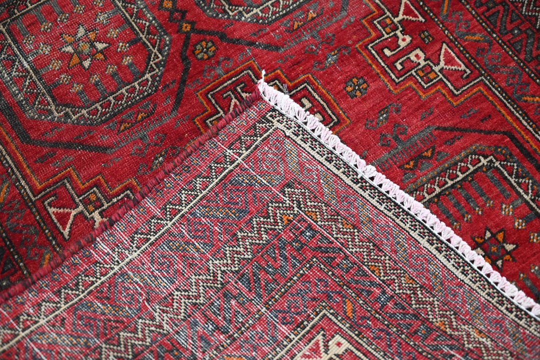 red Accent rug 3' 0" x 5' 11"