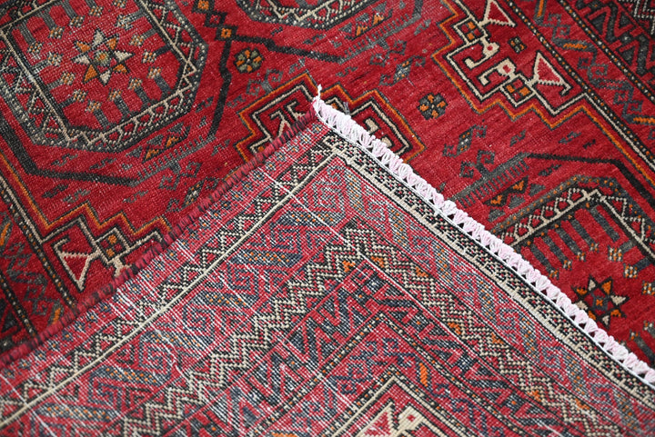 red Accent rug 3' 0" x 5' 11"