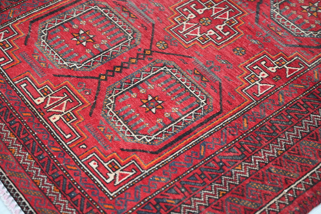 red Accent rug 3' 0" x 5' 11"