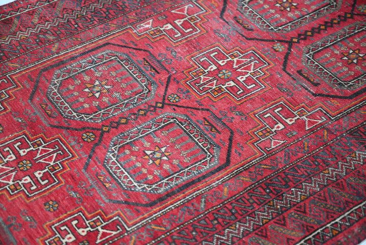red Accent rug 3' 0" x 5' 11"