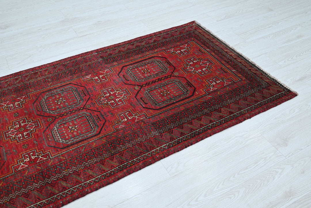 red Accent rug 3' 0" x 5' 11"