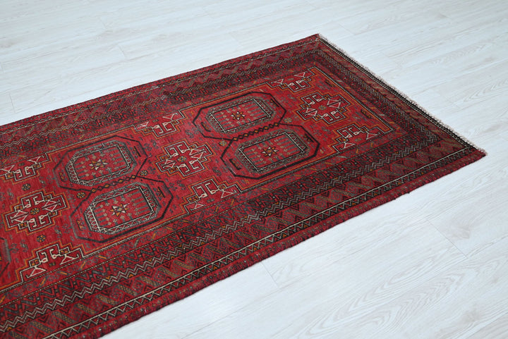 red Accent rug 3' 0" x 5' 11"