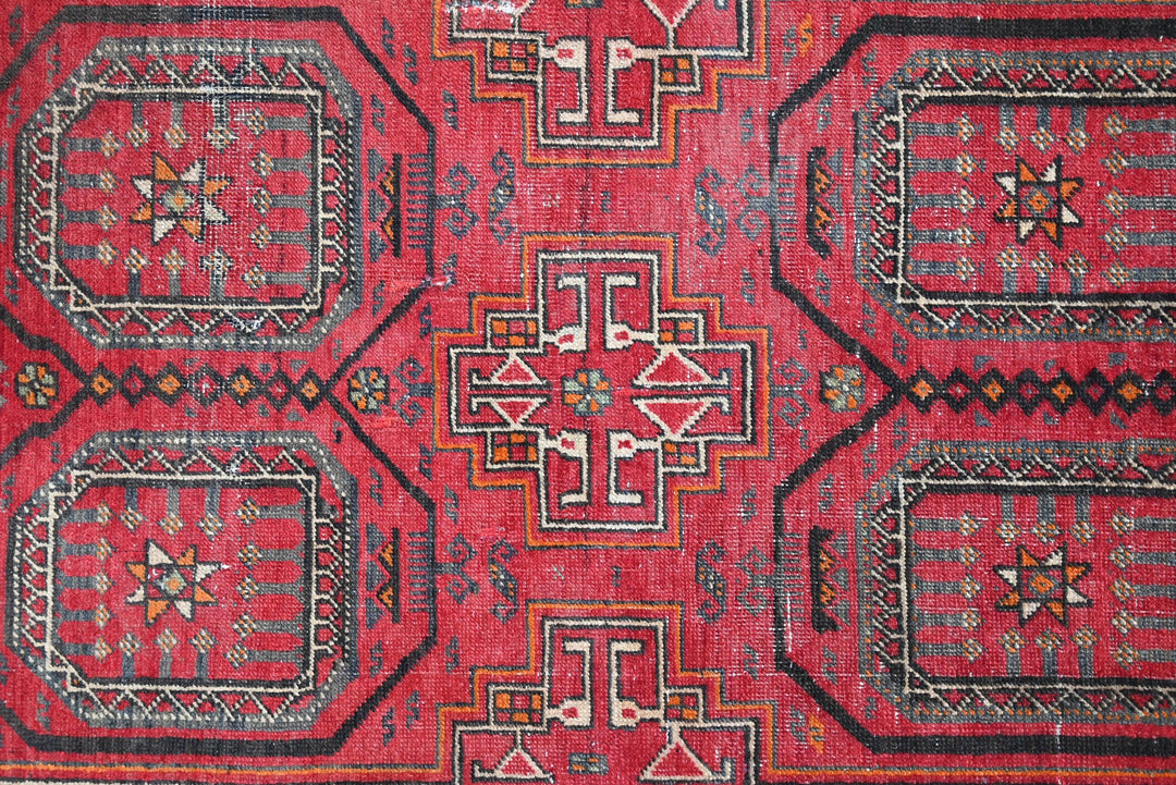 red Accent rug 3' 0" x 5' 11"