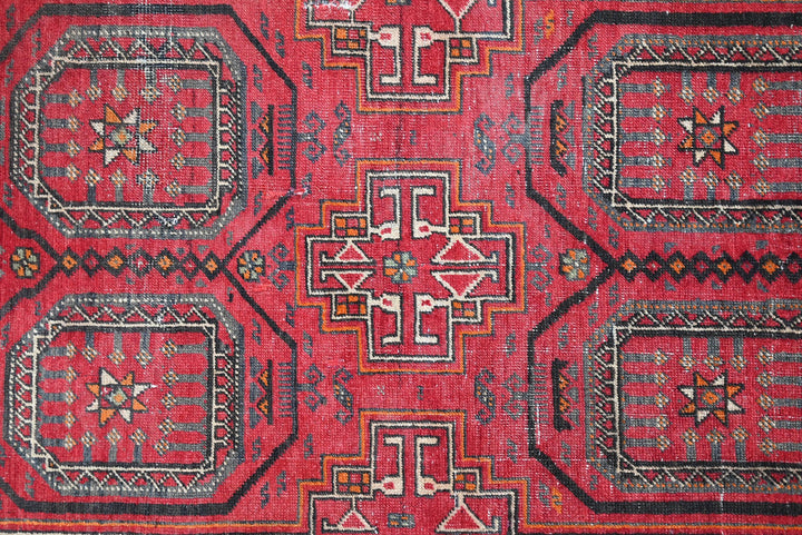 red Accent rug 3' 0" x 5' 11"