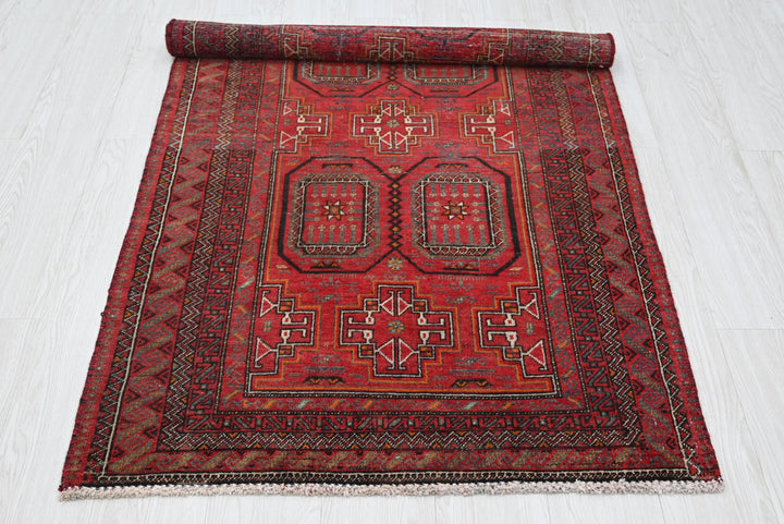 red Accent rug 3' 0" x 5' 11"