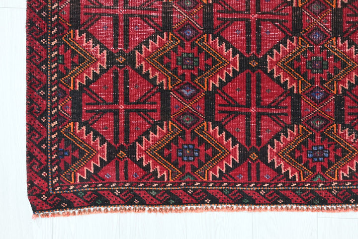 red Accent rug 3' 3" x 6' 3"