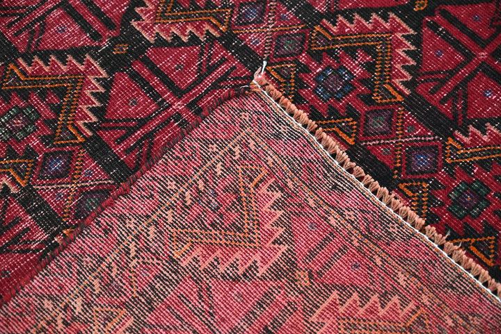 red Accent rug 3' 3" x 6' 3"