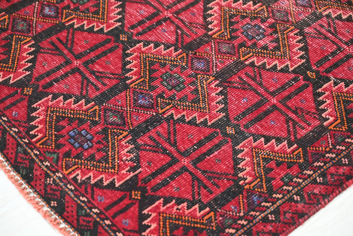 red Accent rug 3' 3" x 6' 3"
