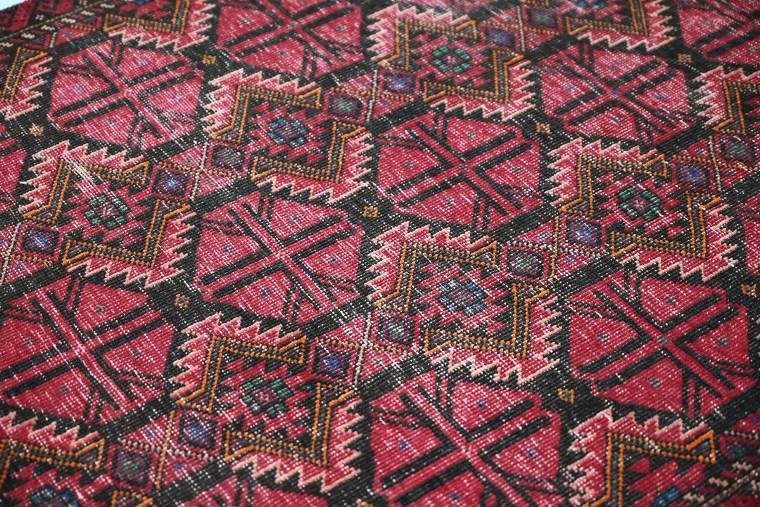 red Accent rug 3' 3" x 6' 3"