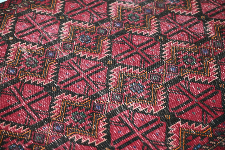 red Accent rug 3' 3" x 6' 3"