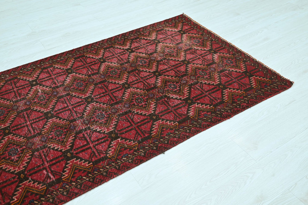 red Accent rug 3' 3" x 6' 3"