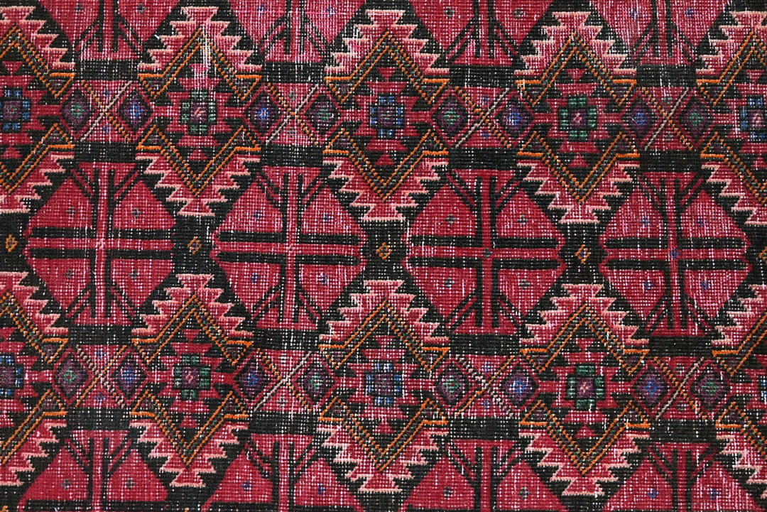 red Accent rug 3' 3" x 6' 3"