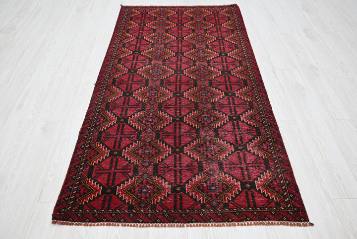 red Accent rug 3' 3" x 6' 3"