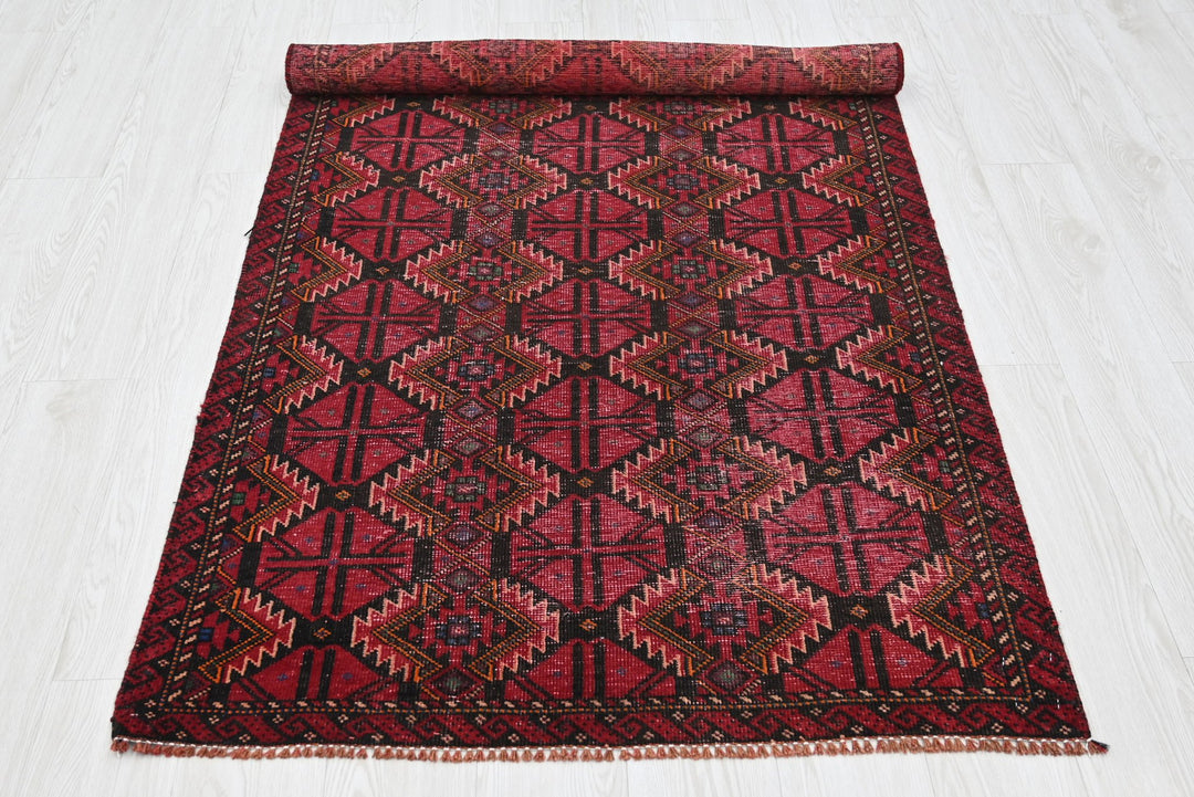 red Accent rug 3' 3" x 6' 3"