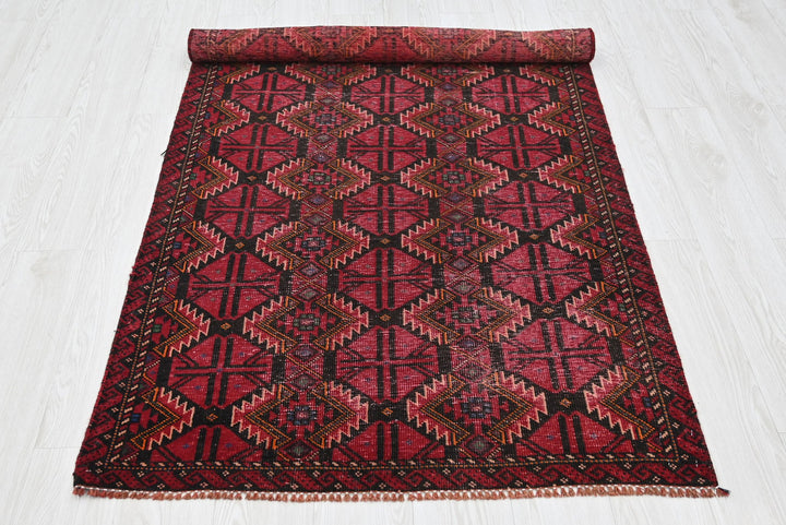 red Accent rug 3' 3" x 6' 3"