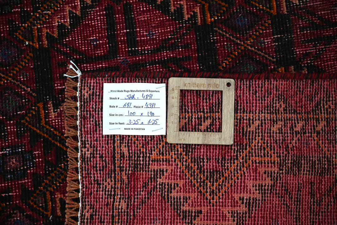 red Accent rug 3' 3" x 6' 3"