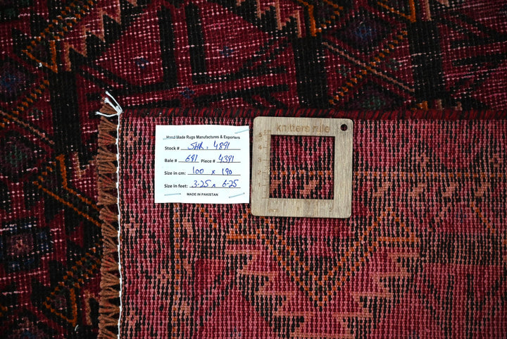 red Accent rug 3' 3" x 6' 3"