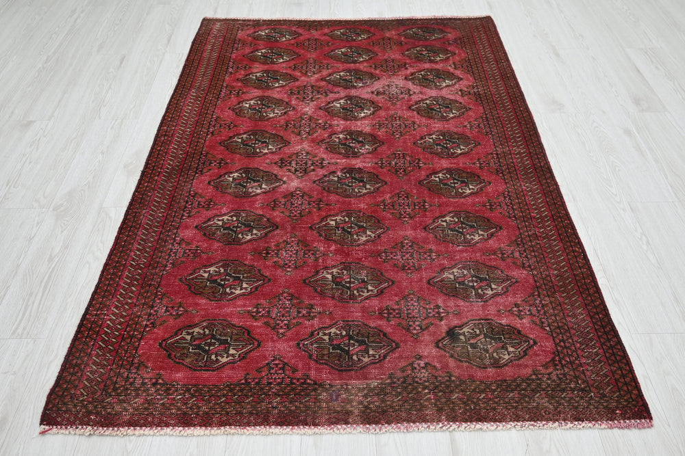 red Accent rug 4' 1" x 6' 2"