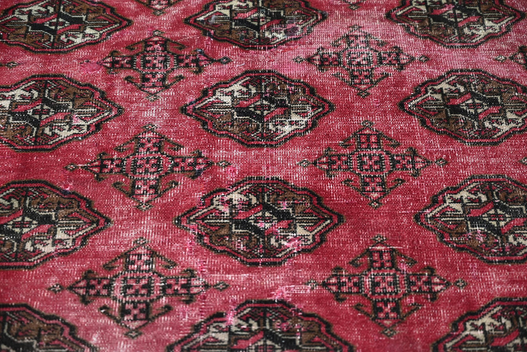 red Accent rug 4' 1" x 6' 2"