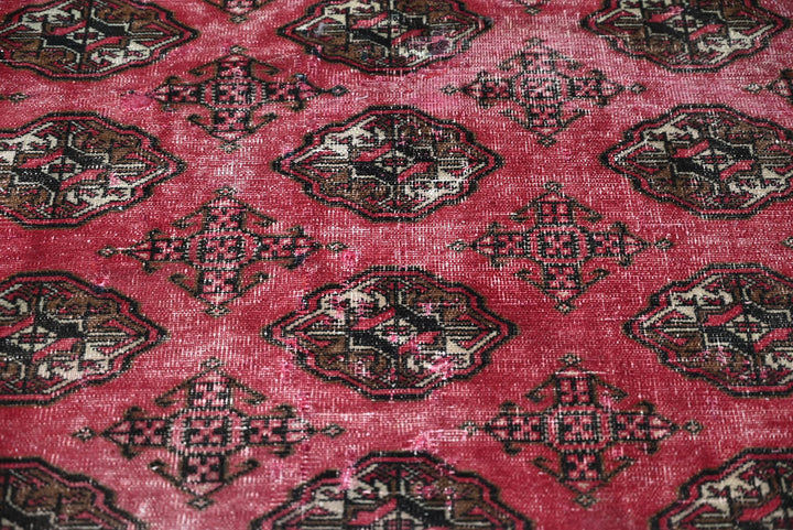 red Accent rug 4' 1" x 6' 2"