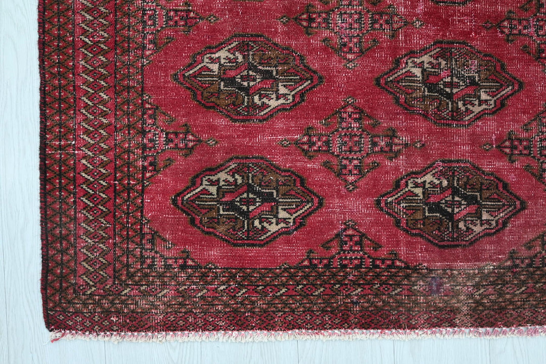 red Accent rug 4' 1" x 6' 2"