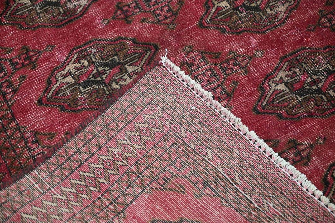 red Accent rug 4' 1" x 6' 2"