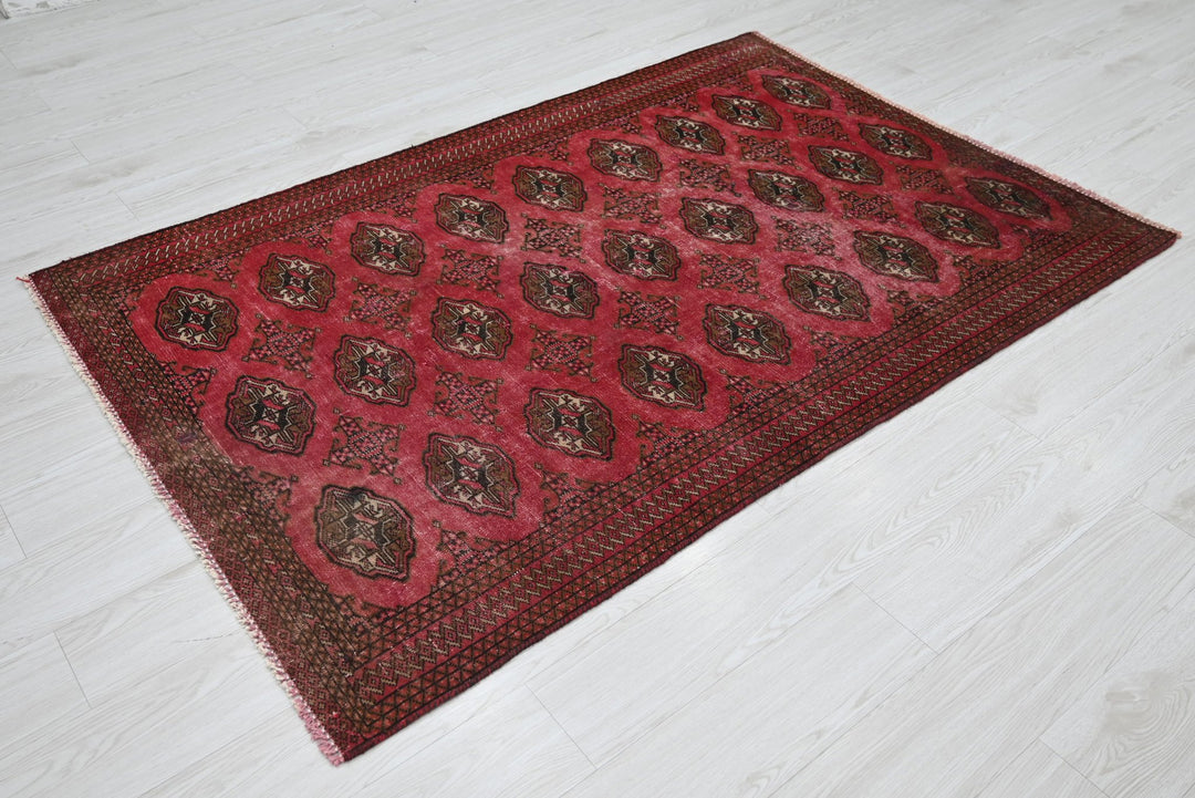 red Accent rug 4' 1" x 6' 2"