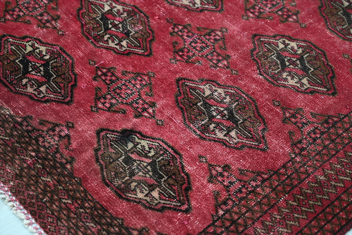 red Accent rug 4' 1" x 6' 2"