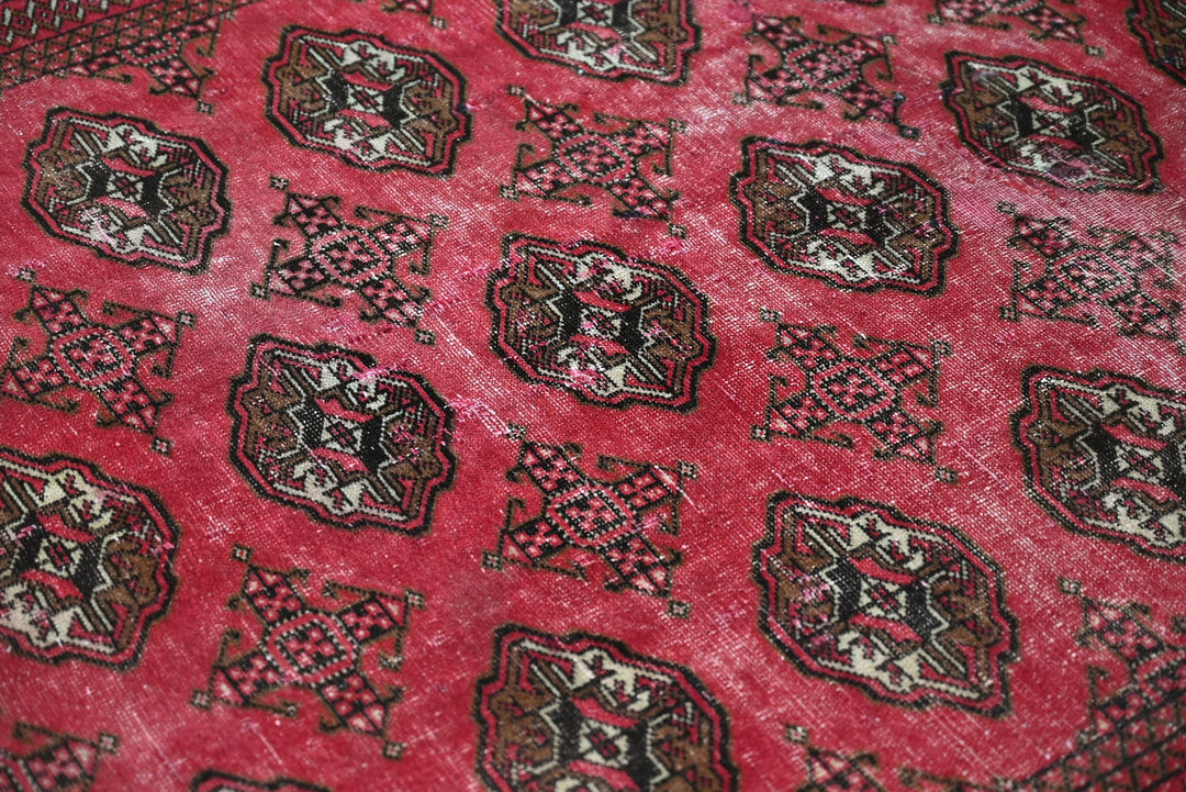 red Accent rug 4' 1" x 6' 2"