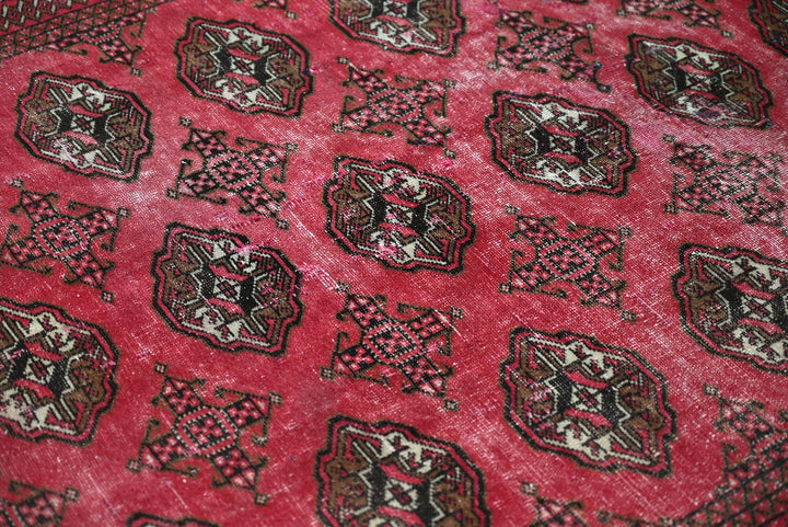 red Accent rug 4' 1" x 6' 2"