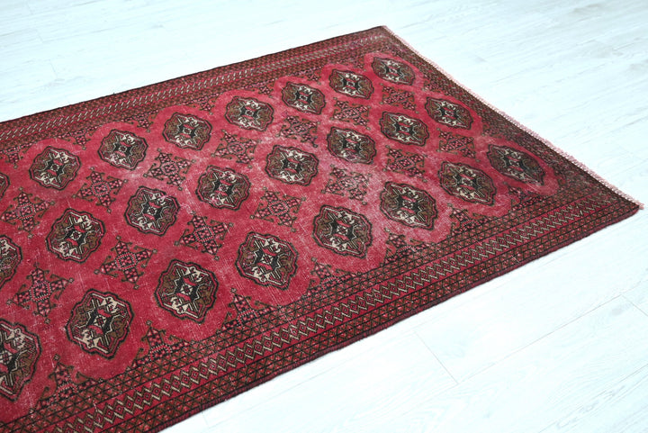 red Accent rug 4' 1" x 6' 2"