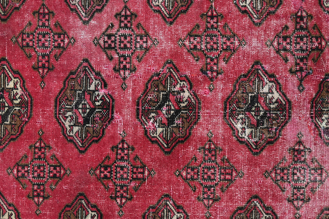 red Accent rug 4' 1" x 6' 2"