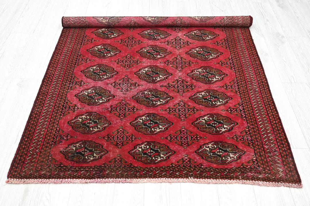 red Accent rug 4' 1" x 6' 2"