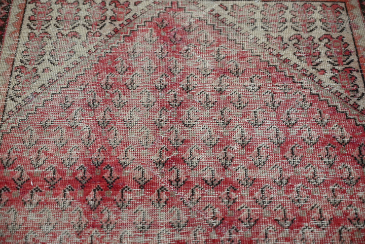 red Accent rug 4' 0" x 6' 4"
