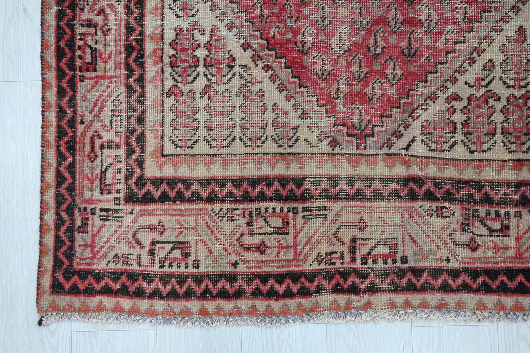 red Accent rug 4' 0" x 6' 4"