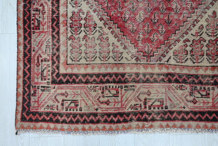 red Accent rug 4' 0" x 6' 4"